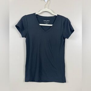 5 for $25| Emme Jordan black v-neck short sleeve tee size medium